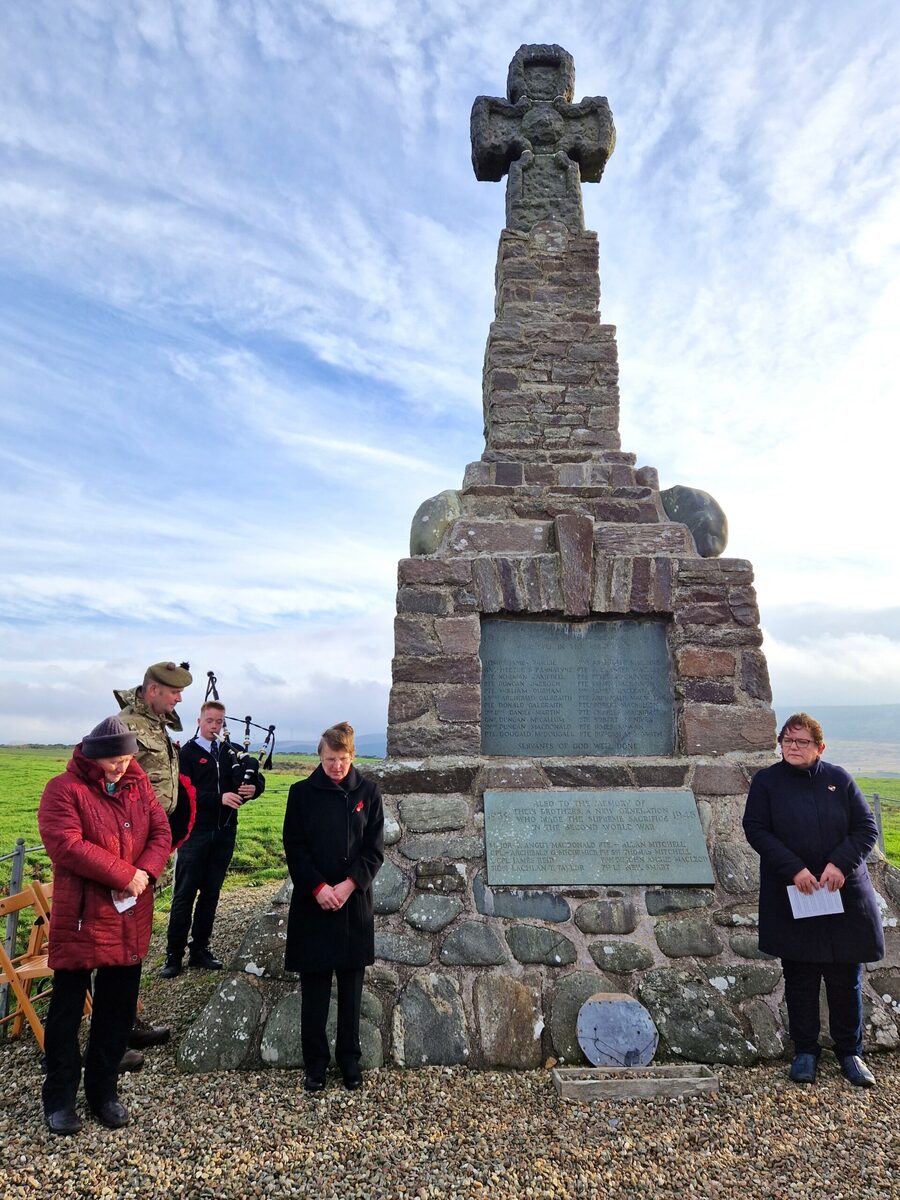 Fallen heroes honoured in gusty Glenbarr