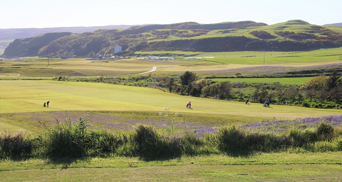 Ladies battle weather in April Medal contest