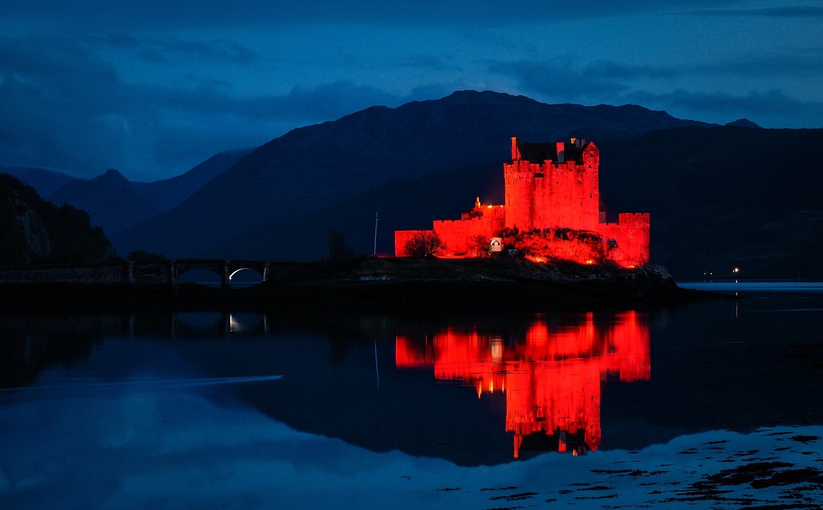 Eilean Donan Castle lights up red for poppy day