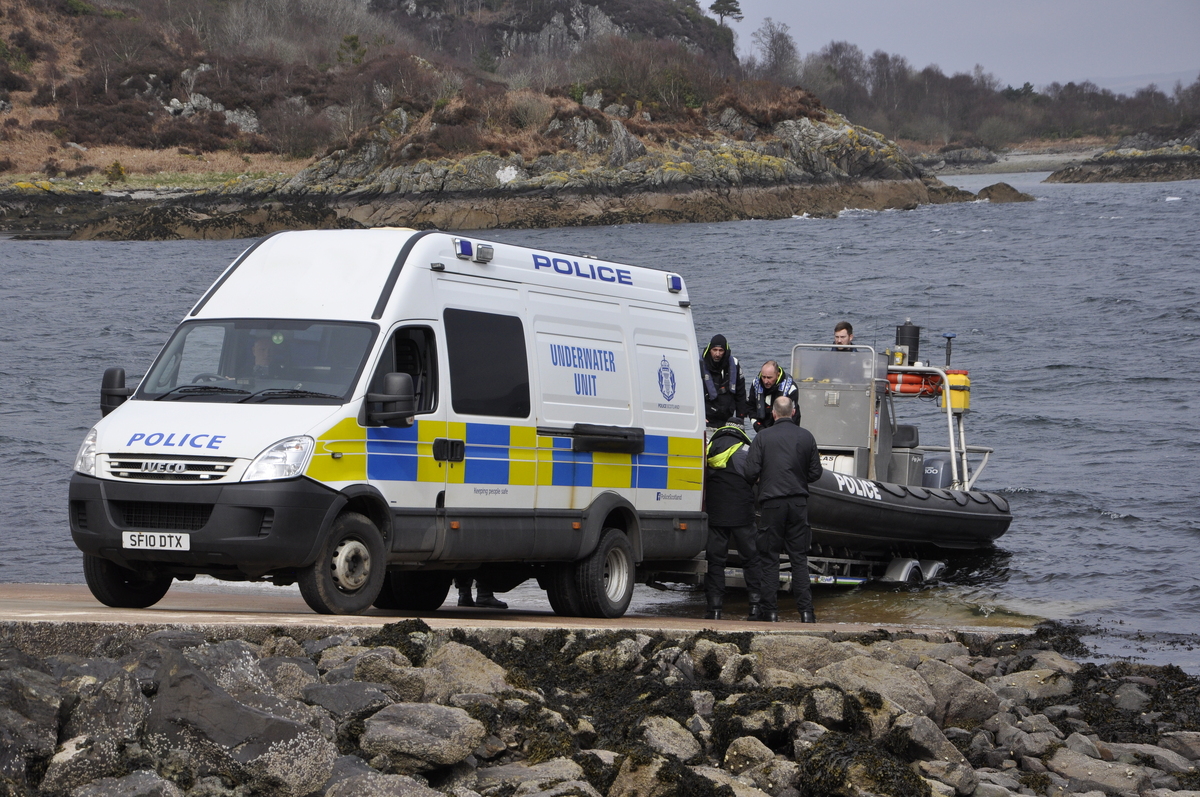 Police divers join operation to raise Nancy Glen