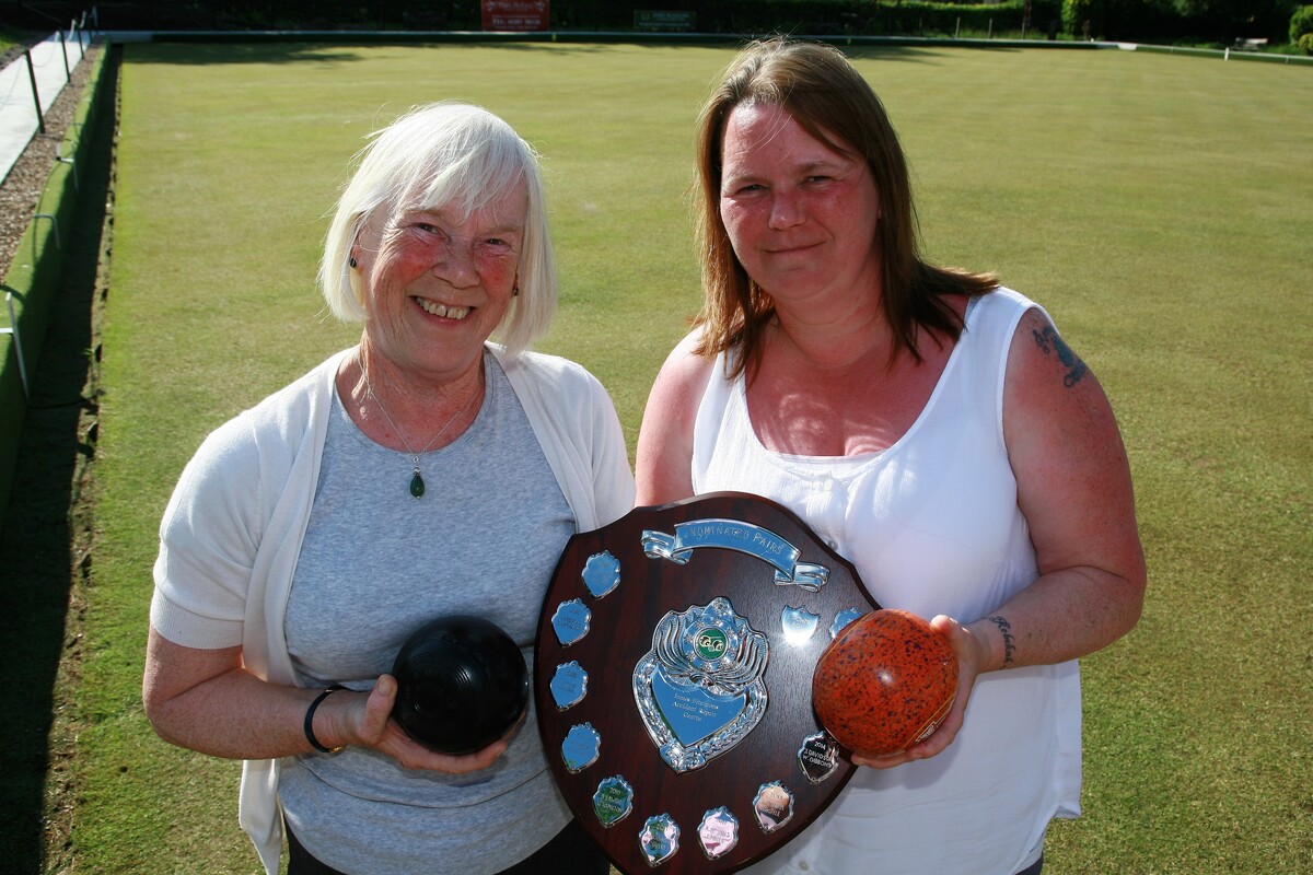 Tight pairs competition at sunny Railway Club green