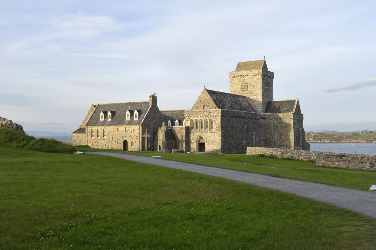 Royal visit to Iona Abbey