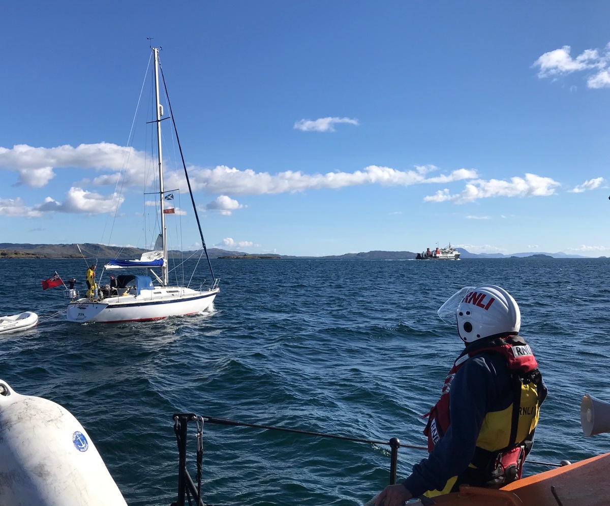 Oban lifeboat assists yacht fouled on creel buoy