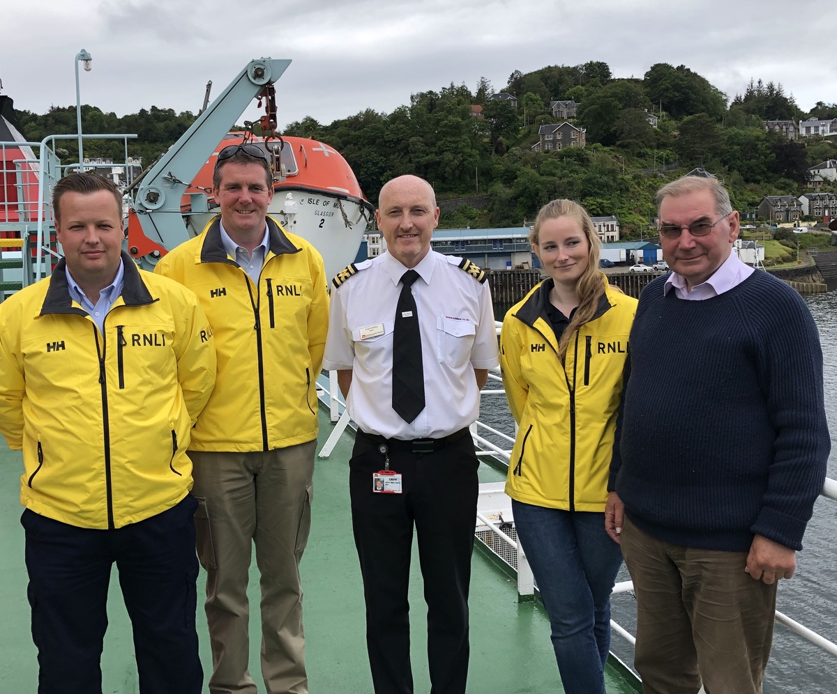 CalMac crews donate £1,000 to Oban lifeboat 