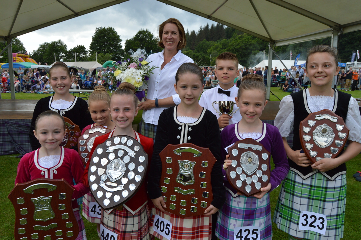 Thousands soak up sunny Inveraray Games