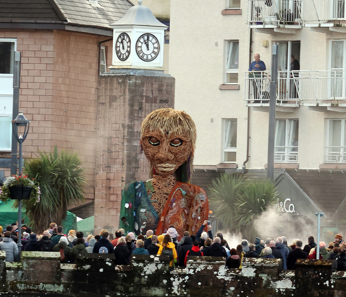 Giant puppet takes Oban by storm