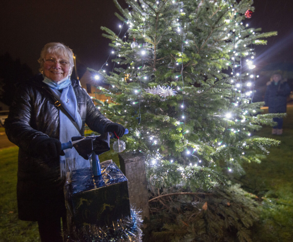 Evelyn brings festive cheer with Claggan lights switch-on