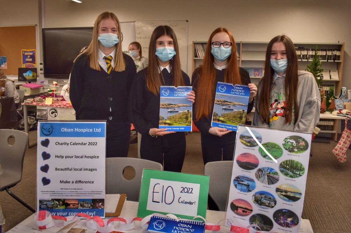 Pupils help hospice sell calendars