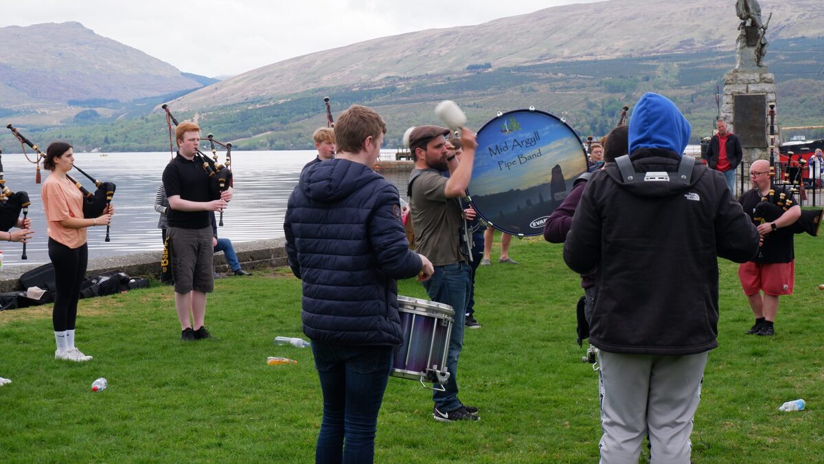 Mid Argyll Pipe Band delights Inveraray visitors with its practice session