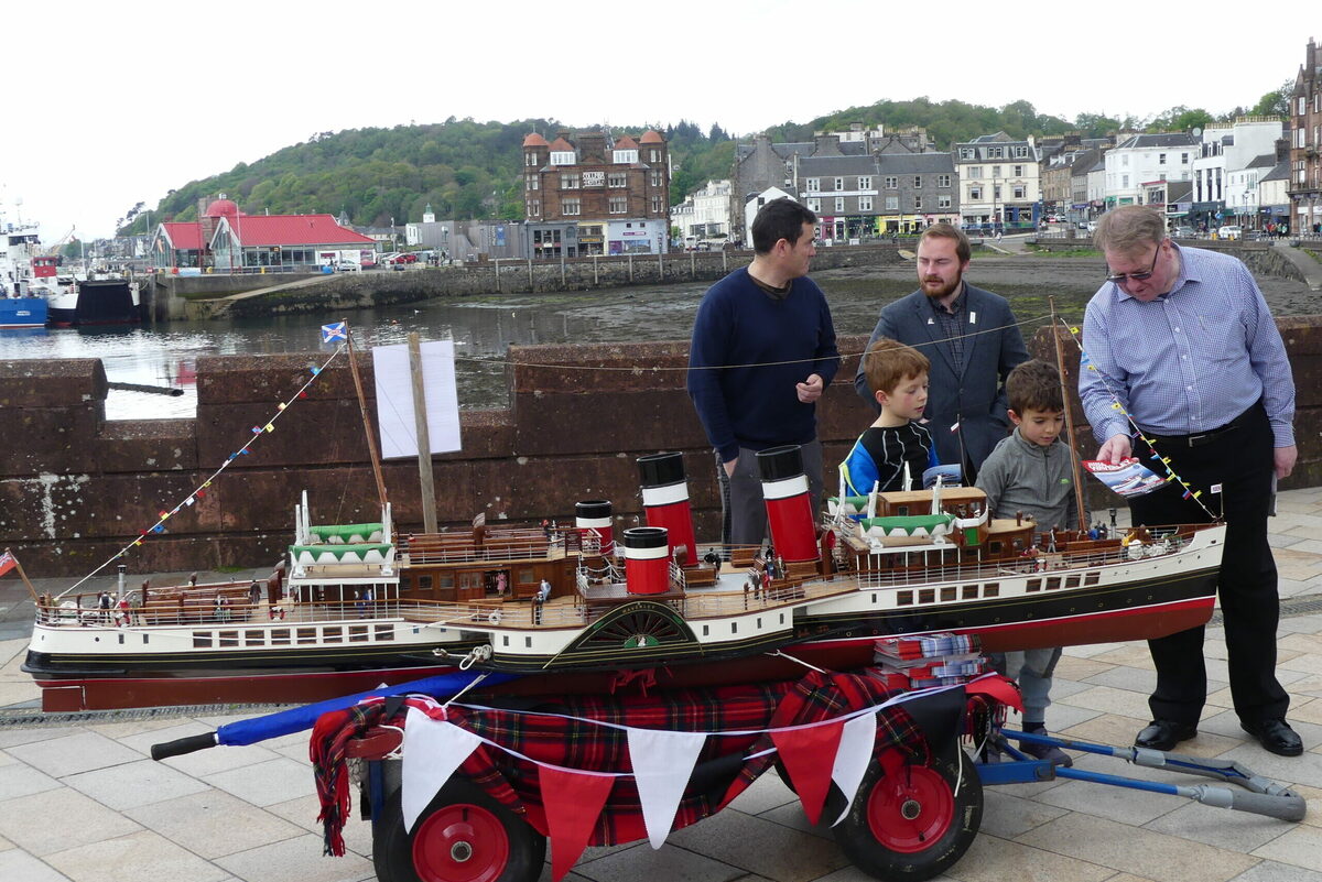 Mini Waverley steams into Oban