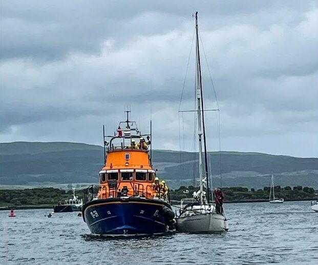 Tobermory RNLI rescues yacht in Force Six winds