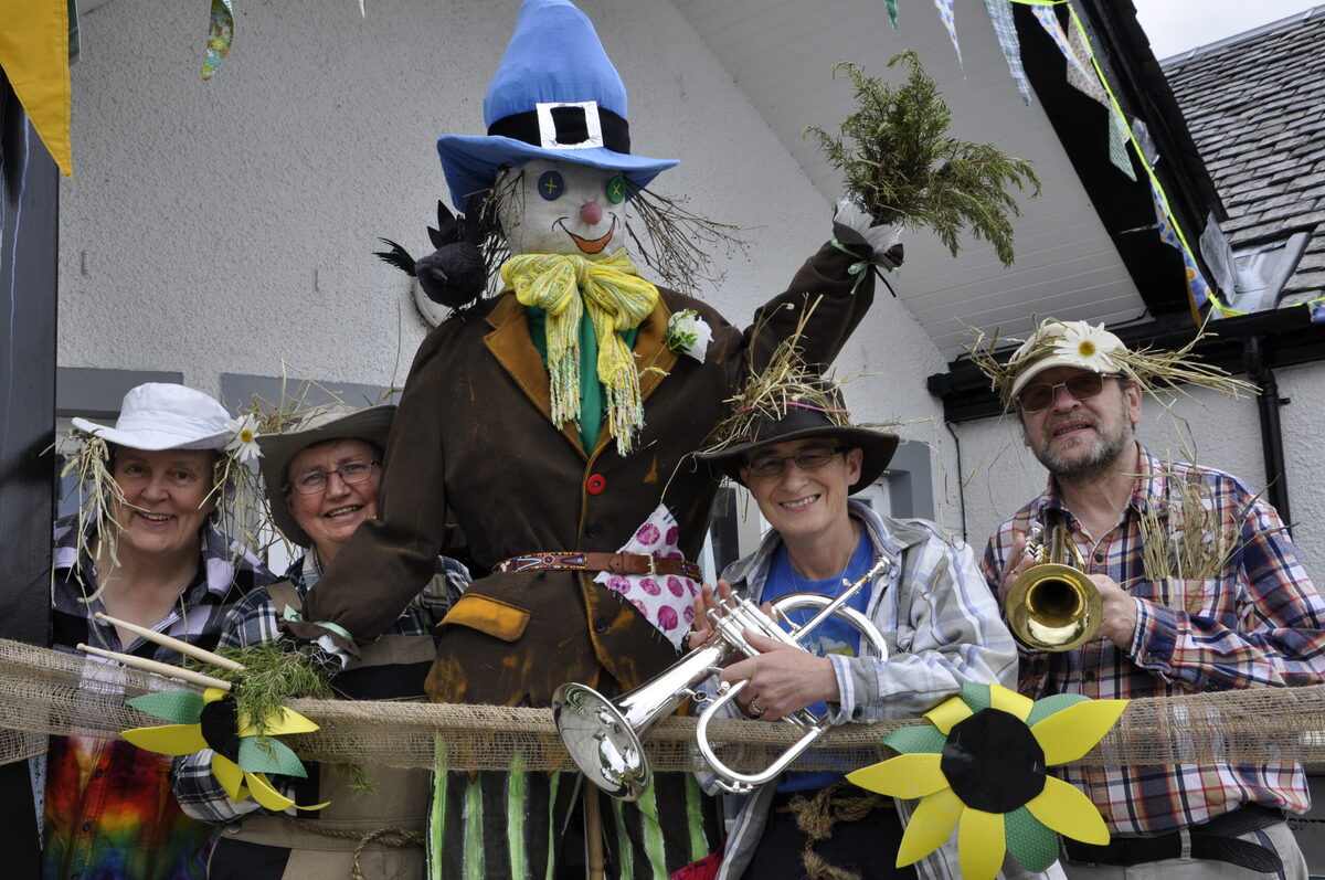 Starters orders for Seil scarecrows