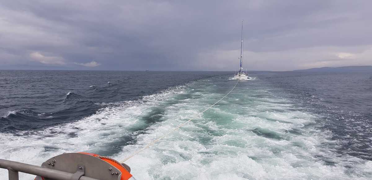 Yacht assisted into Oban Bay
