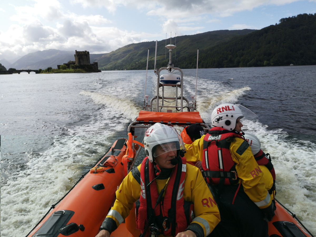 Lifeboat rescues tourist taking photos of Eilean Donan Castle