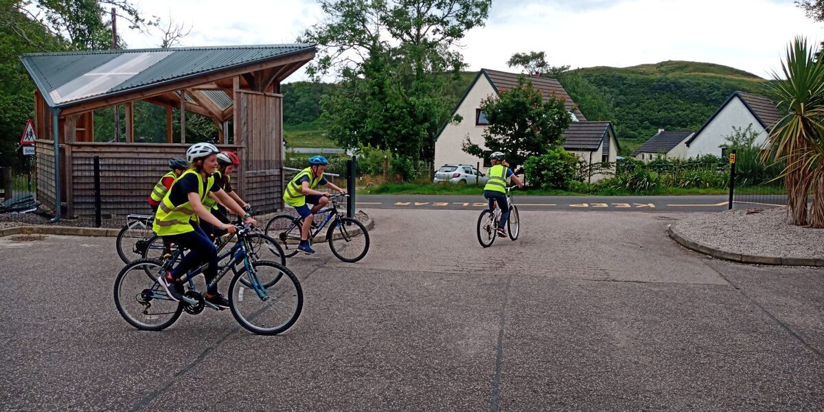 Bike bothy teams up with Ardfern cyclists