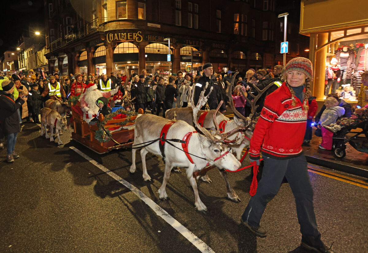 Thousands watch Oban light up for Christmas