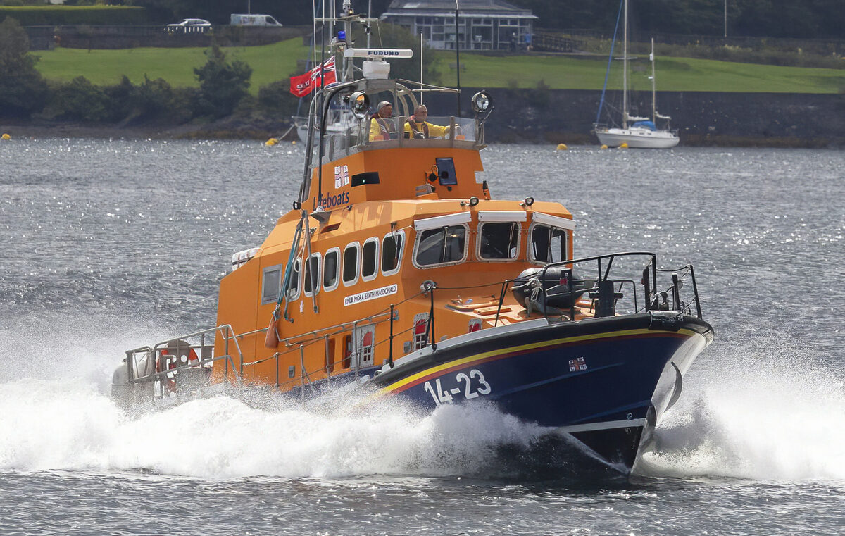 Search on for RNLI support crew