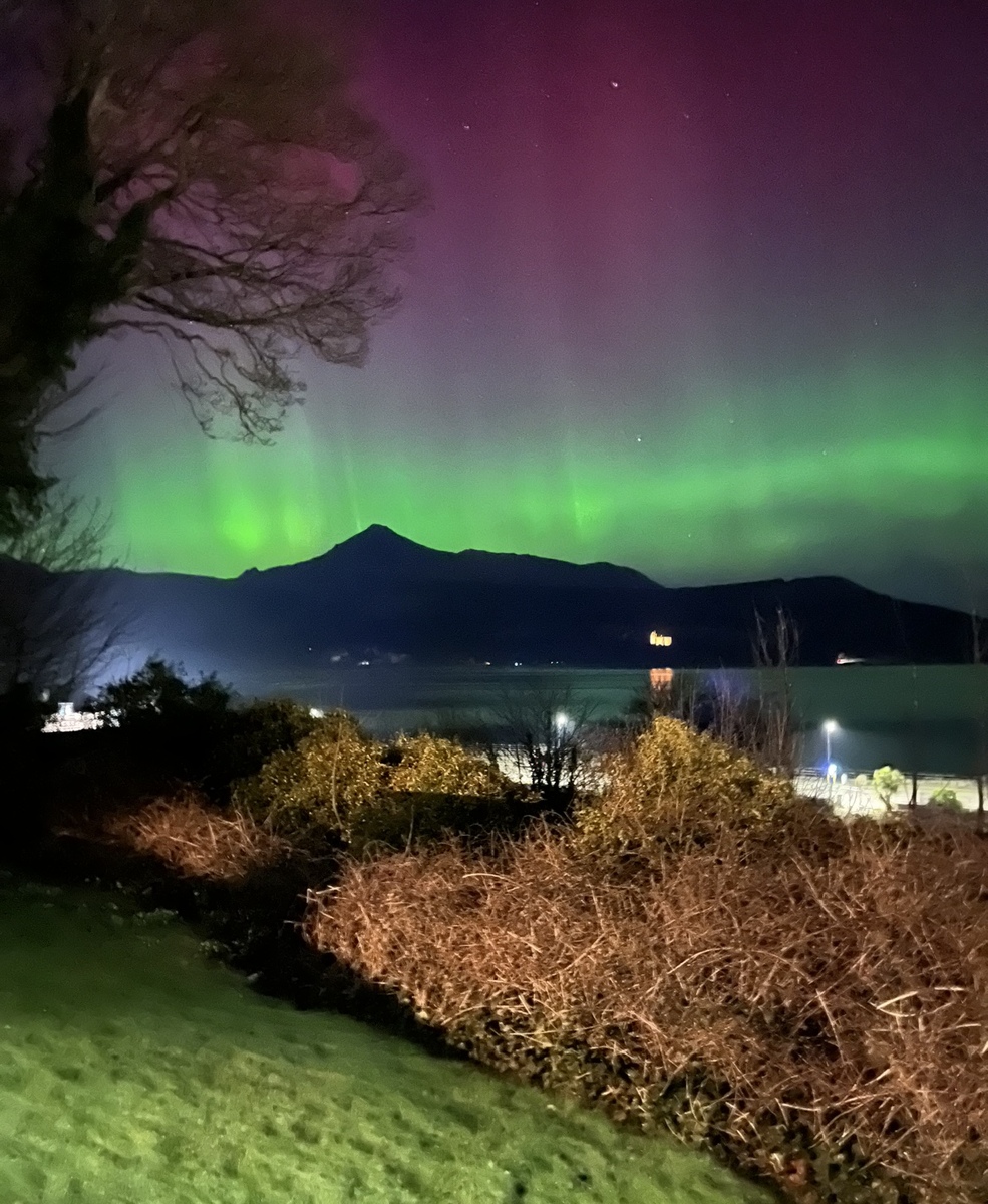Aurora borealis dazzles with spectacular light show