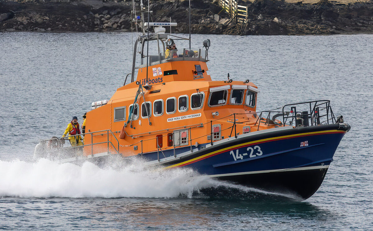 Oban Lifeboat rescues grounded motorboat with five aboard