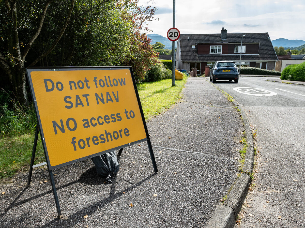 Corpach signs ask drivers to ignore SatNav