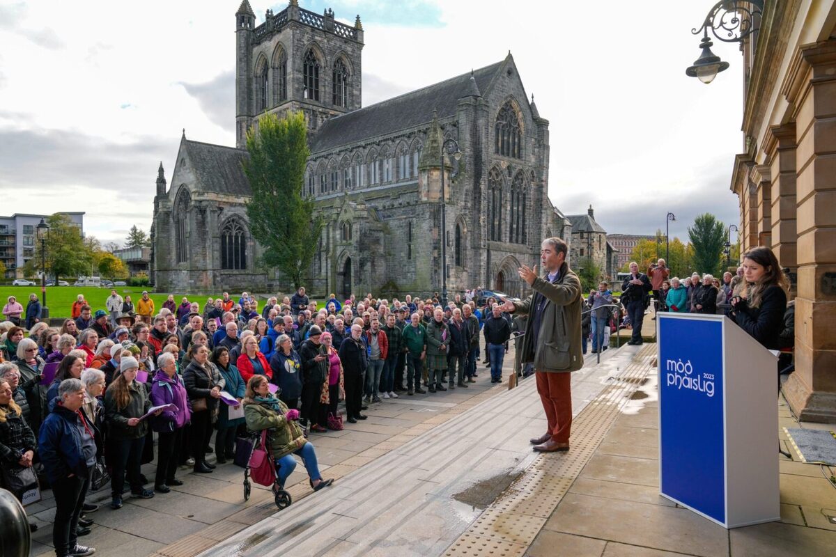 Triumphant finale for Mòd Paisley as flag is passed for 2024