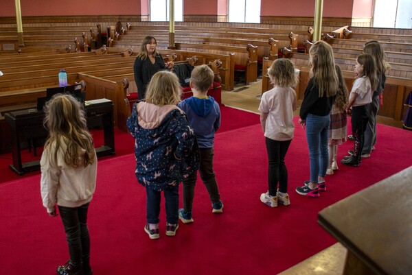 Professional singer warms up to launch Kintyre youth choirs