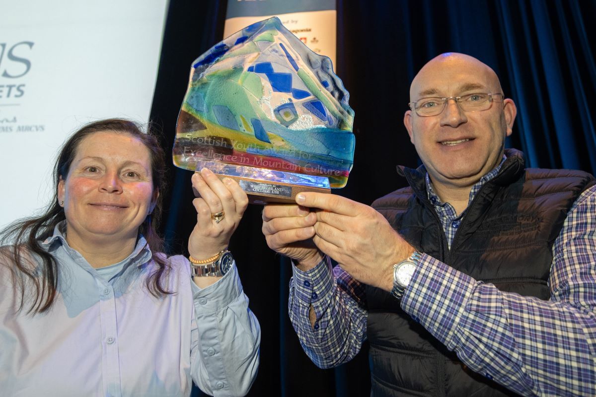 Winner of the Youth Award was Caitlin Connor which was collected on her behalf by her Mum, Suzanne Connor from David Campbell of sponsors, UHI North, West and Hebrides. Photograph: Iain Ferguson, alba.photos