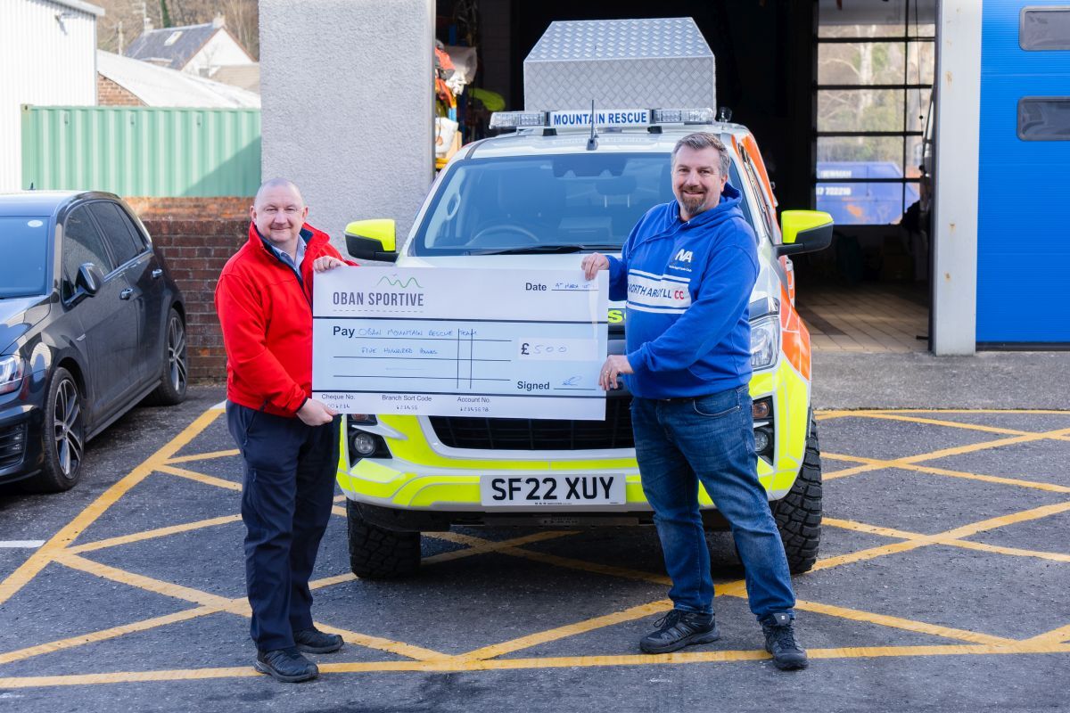 Oban Mountain Rescue's Gordon Binnie and Oban Sportive committee cember Sean Jameson.