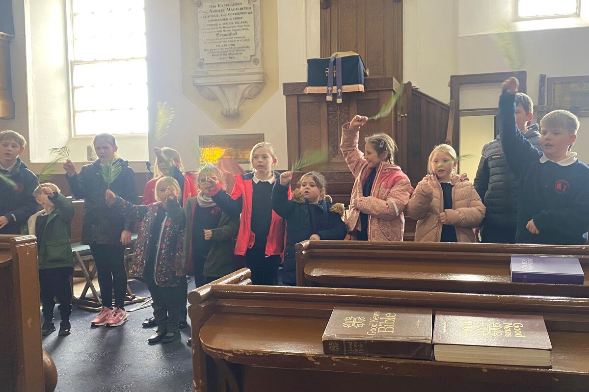 Rhunahaorine pupils bring Easter story to life