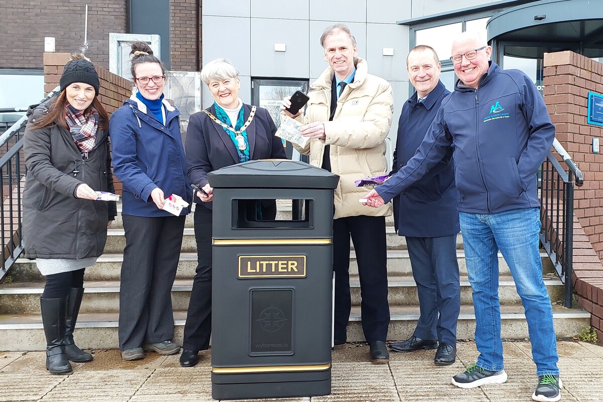 Provost Anthea Dickson and councillor Tony Gurney (centre) with (left) Streetscene’s Sarah Archer; Keep Scotland Beautiful’s Heather McLaughlin; Thomas Reaney, Neighbourhood Services and Wallace Turpie, Waste Resources. Photograph: NAC.