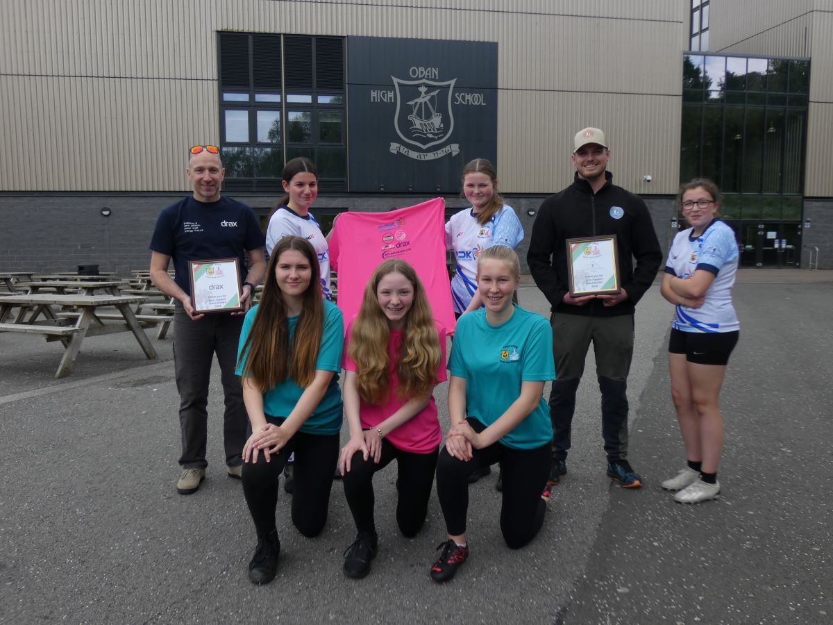 Gavin Blainey (Drax) and Patrick Shellcock (Tralee Bay) with players Georgia Hyde, Alice MacDonald, Megan Johnston, Bregha MacLean, Grace MacDonald, Gracie Campbell-Hill.