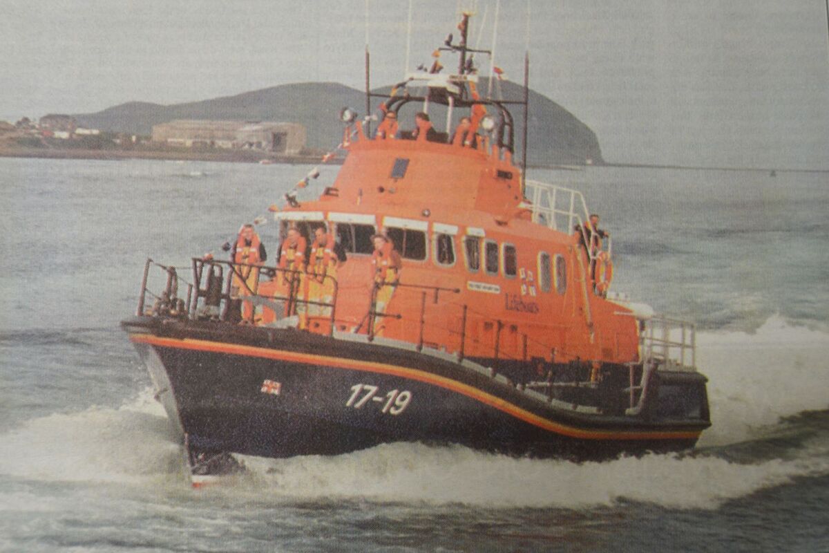 1999: The new RNLI Campbeltown Lifeboat, the Ernest and Mary Shaw, being crewed into Campbeltown Loch last Thursday evening.