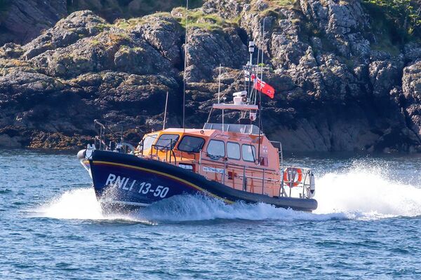 Motorboaters rescued off Appin rocks