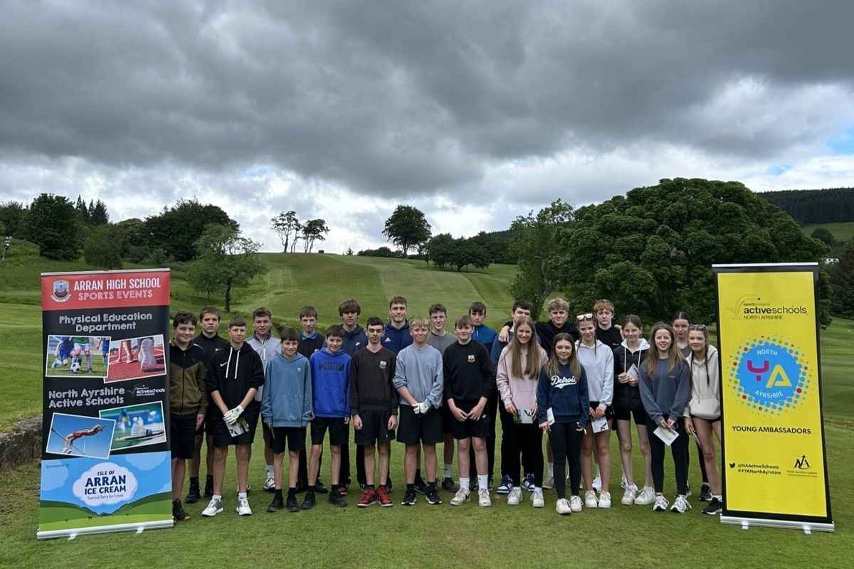 The 24 pupils ready to tee off. Photograph: Ross Dobson.