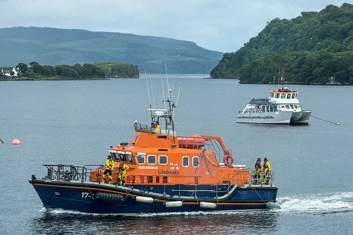 NO_T28_Tobermory_RNLI_shouts_01_web.JPG