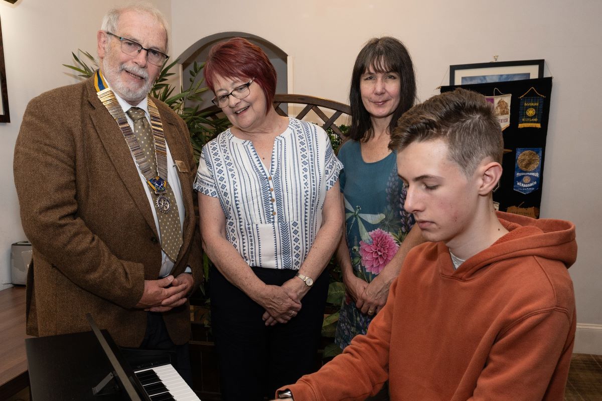 Lunchtime recital is music to the ears for Rotary members