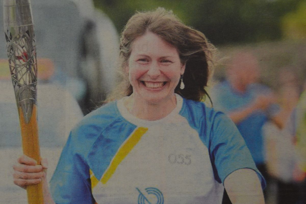 2014: After months of waiting and weeks of preparation, the Queen’s Baton finally arrived in Mid Argyll. Fee Corner, a Jog Scotland leader who inspired children and adults to take up running in Inveraray, was delighted to carry the baton. 