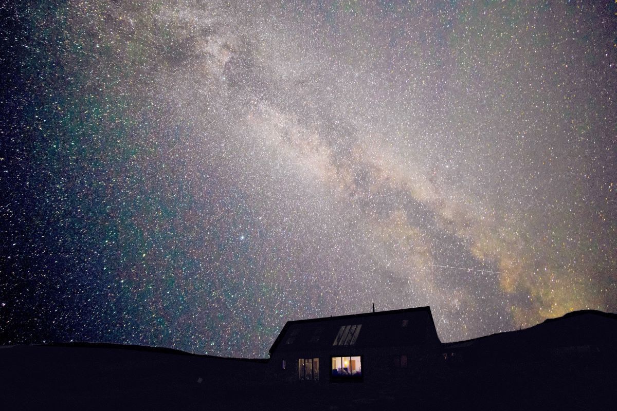NO_T29_Coll_disco_04_Milky_Way_over_Coll__Tony_Oliver_web.jpg