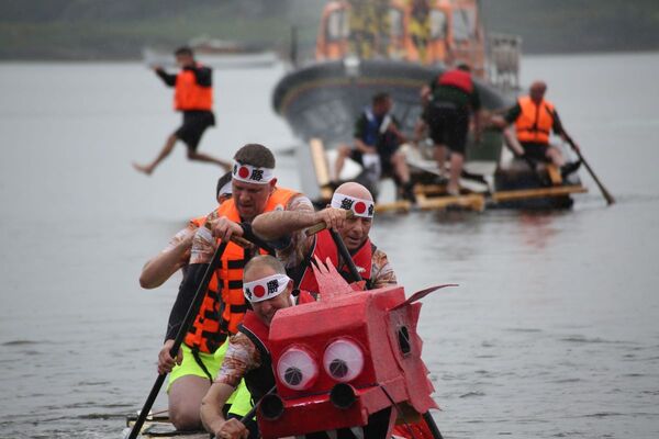 Team up for raft race