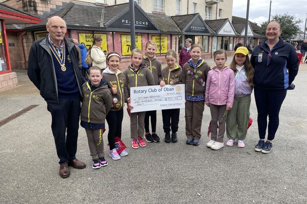 Oban Rotary Club back Brownies with donation