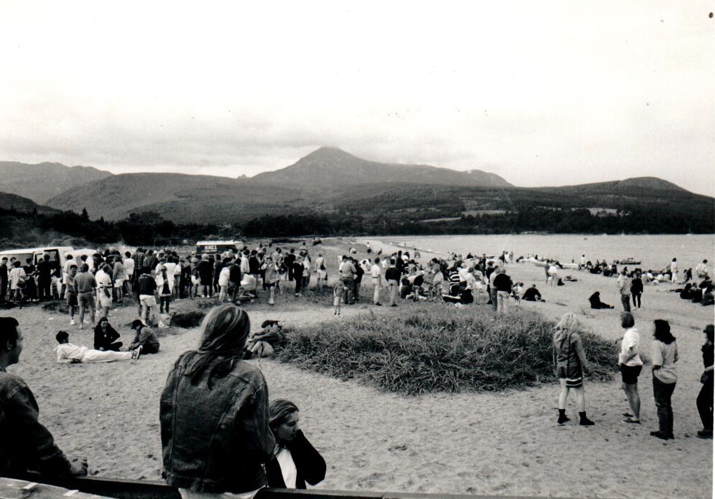 A hungry crowd gathered on Brodick beach for Brodick Boating Club’s barbecue and the annual Arran Waterskiing Championship. 