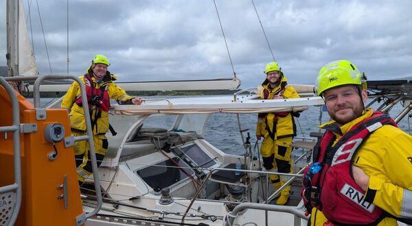 Dad and brothers keep it in the family as all three respond to RNLI mercy call