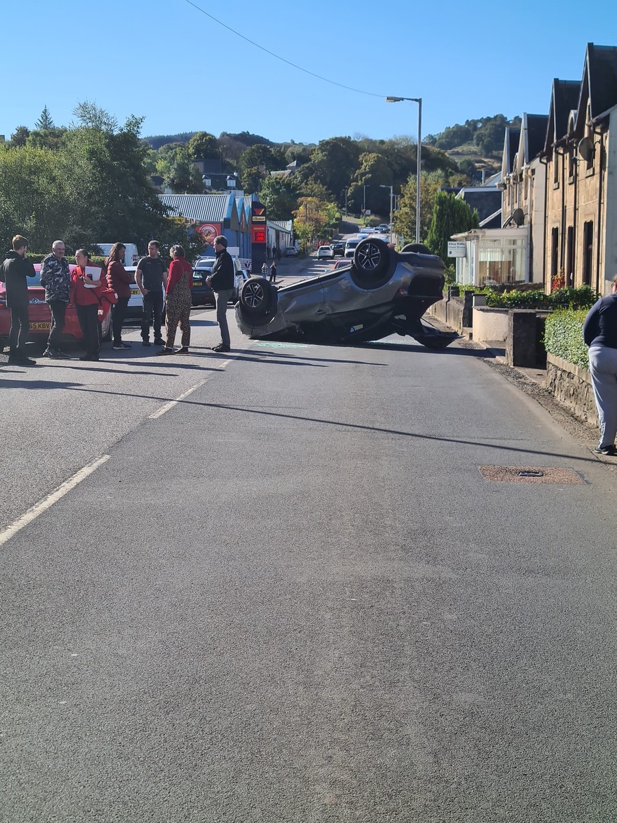 NO_T40_Overturned_car_on_Soroba_Road_03.JPG