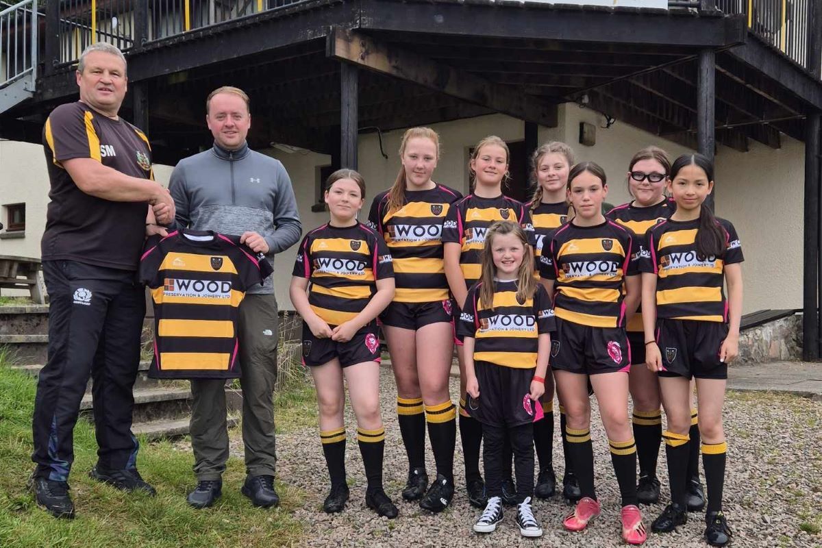 Under 14 girls dress for success in first 7s outing of season