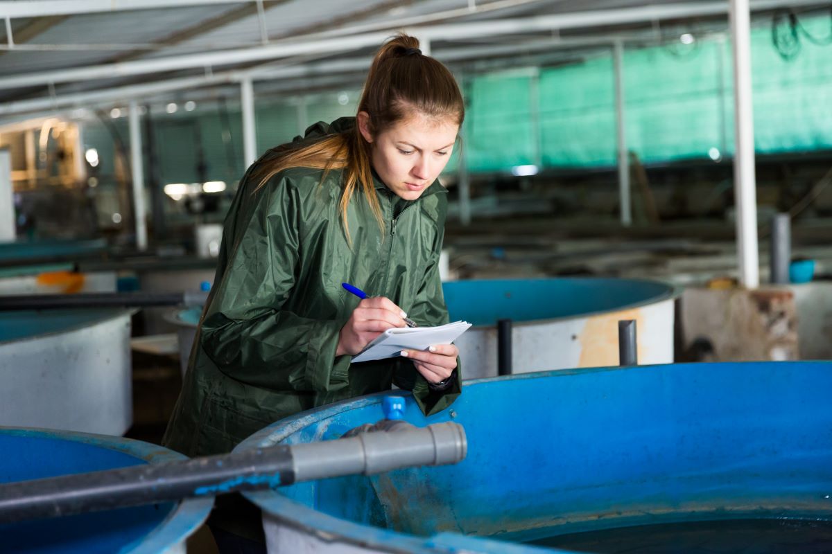 fishfarmwomanAdobeStock3721759