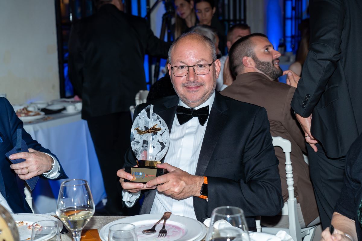 Loganair’s chief executive officer Luke Farajallah accepted the award.