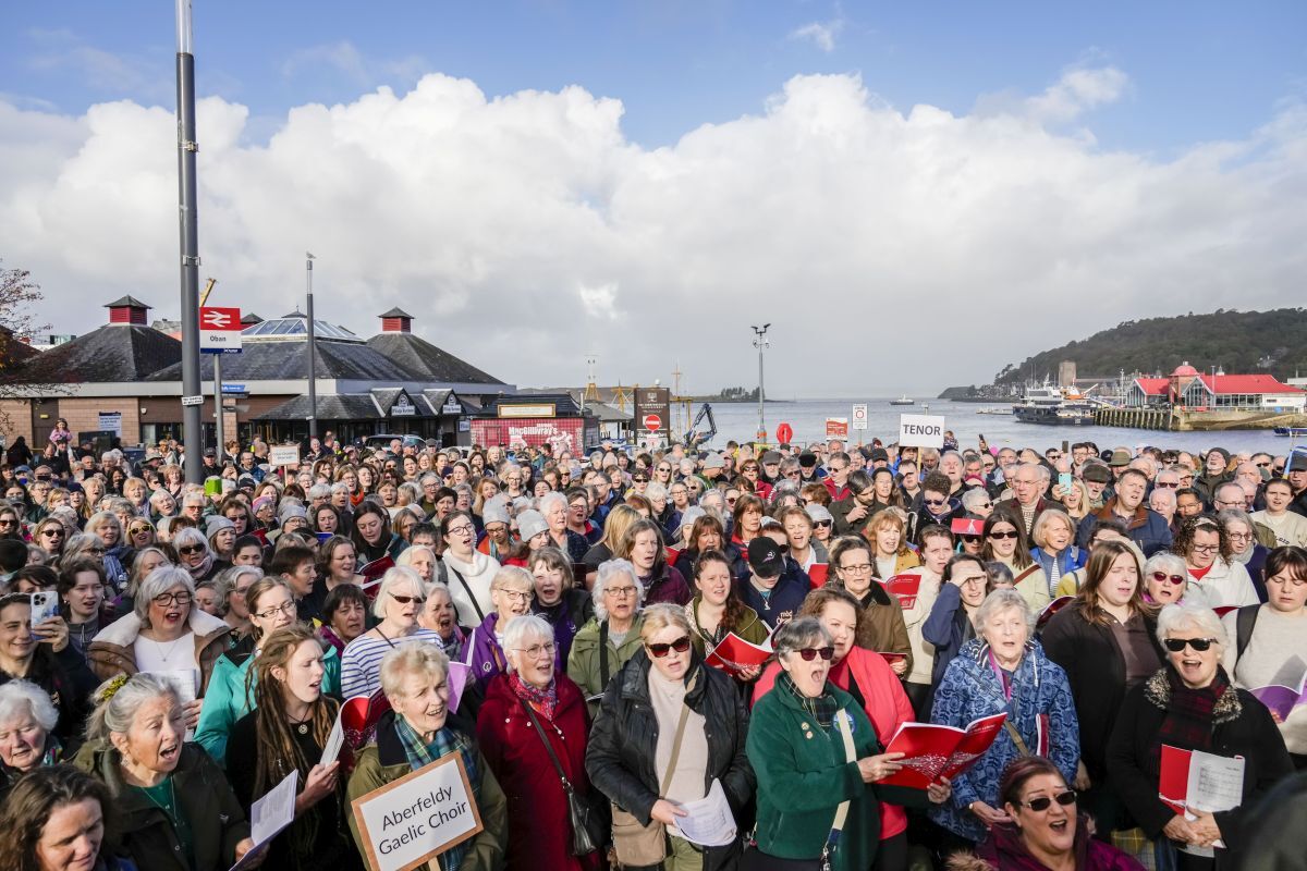 Hundreds packed into Station Square in Oban for the massed choirs singalong and flag handover on Saturday.