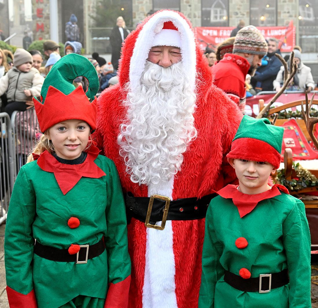 Santa meets his elves, Evie Kenning and Lewis Traill, at the 2023 Rotary Christmas Fayre before setting off on his sleigh. Photograph: Iain Ferguson, alba.photos.