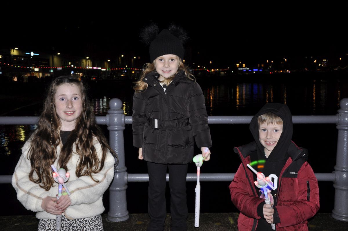 Amelia, Arwen and Avery McCluskey were very excited for the fireworks to start.