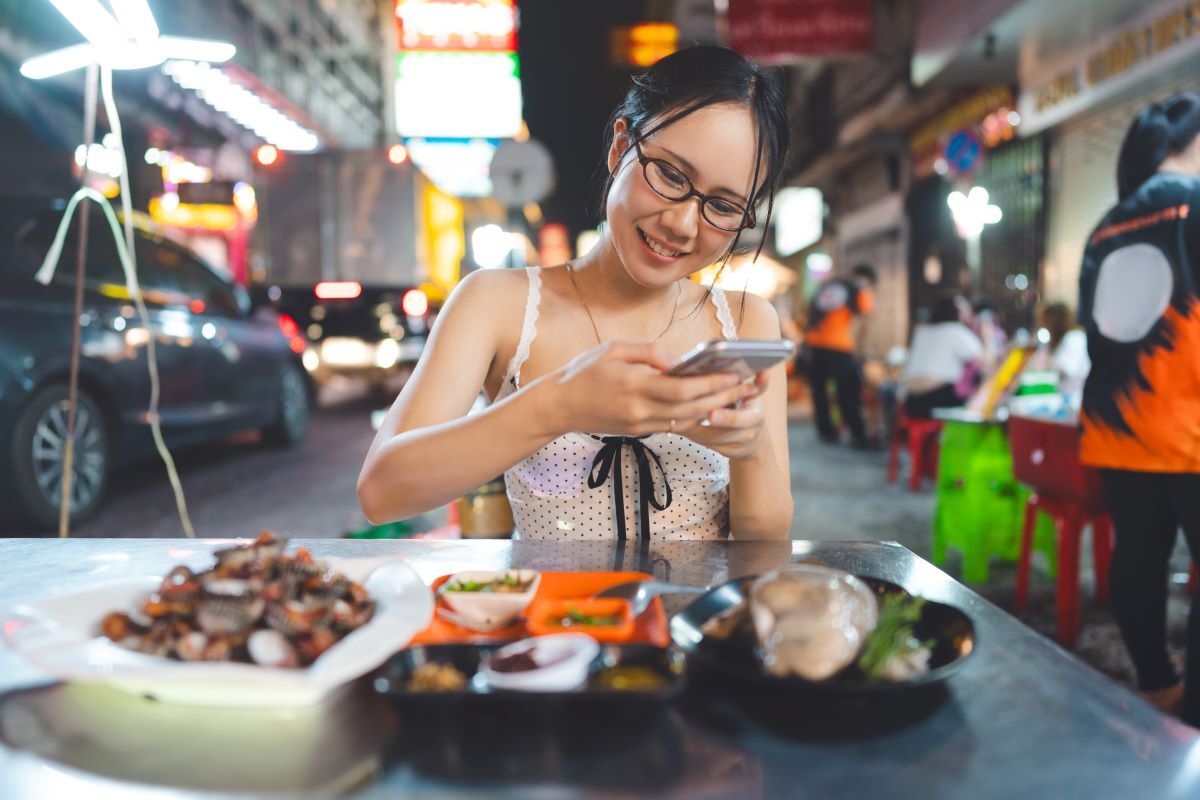 China_woman-eating-seafood_AdobeStock_780338437-20241220.jpg